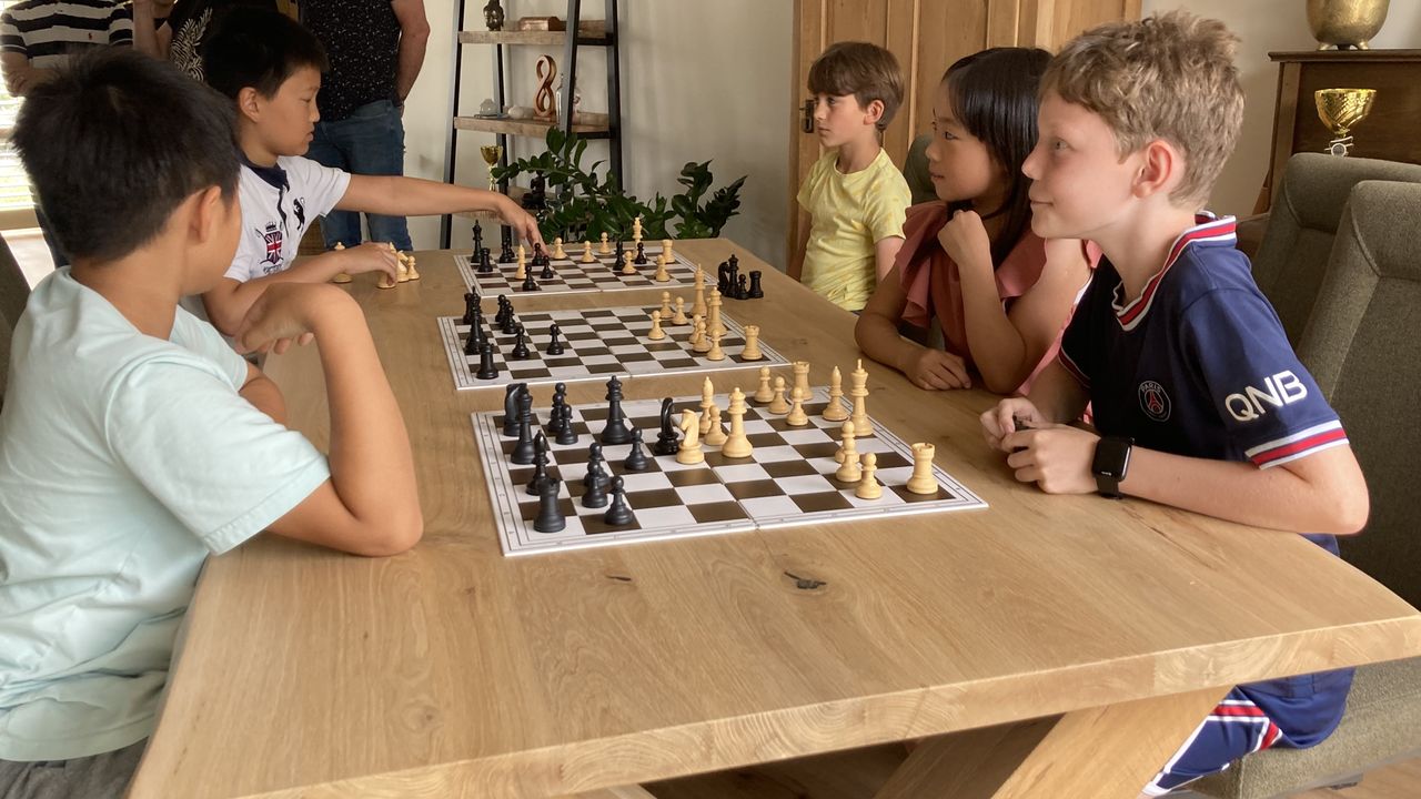 Basisschoolleerlingen naar het WK schoolschaken: 'Ik ken Kazachstan alleen van het spel Risk'