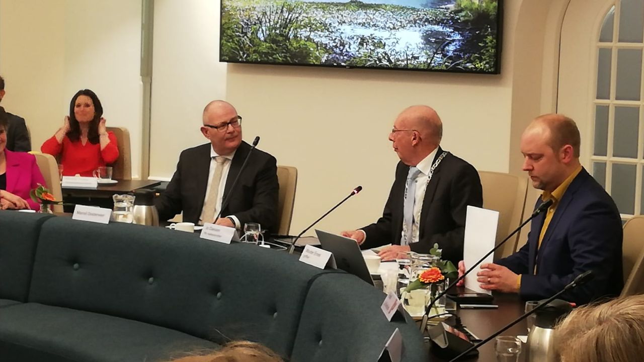 Oosterveer beëdigd als burgemeester van Waalre: 'Dit voelt als een grote verantwoordelijkheid'