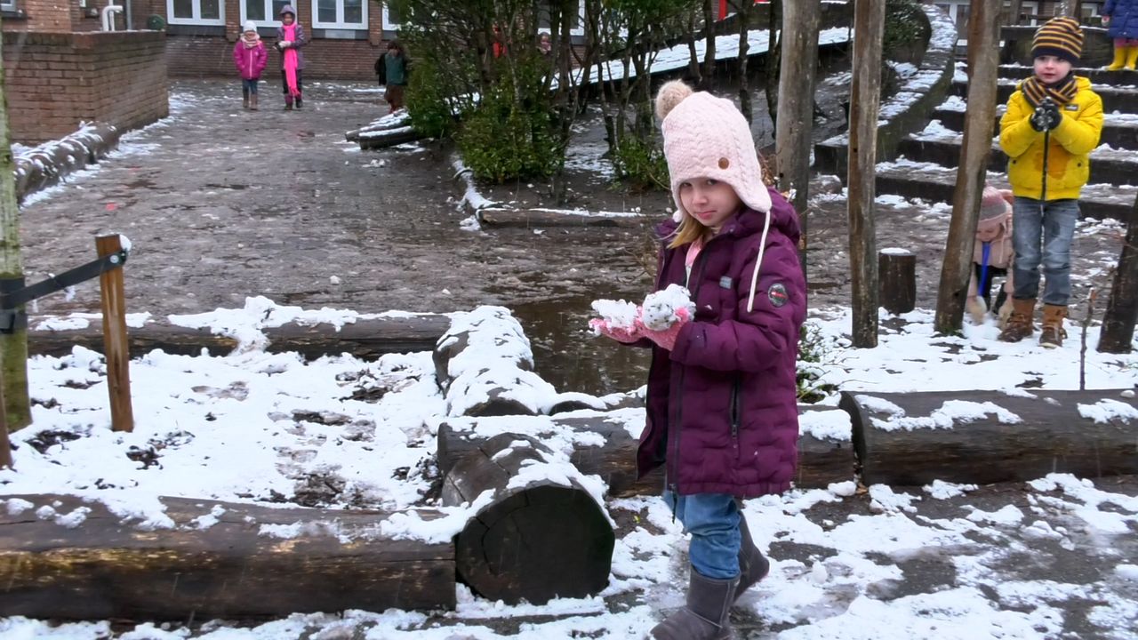 Sneeuwpret op basisschool De Trinoom: 'Lekker sneeuwballen gooien'