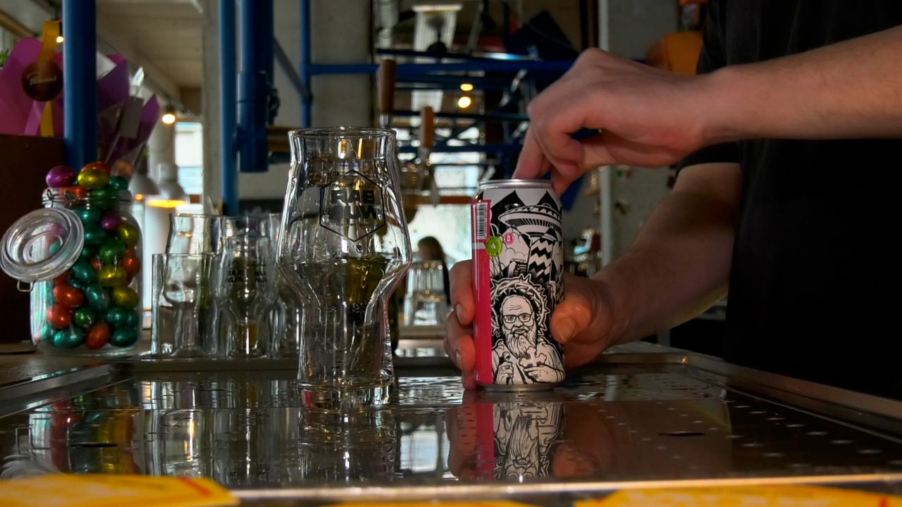 Sociale brouwerij Rabauw lanceert bier als ode aan Arnol Kox: 'Hij had dit heel leuk gevonden'