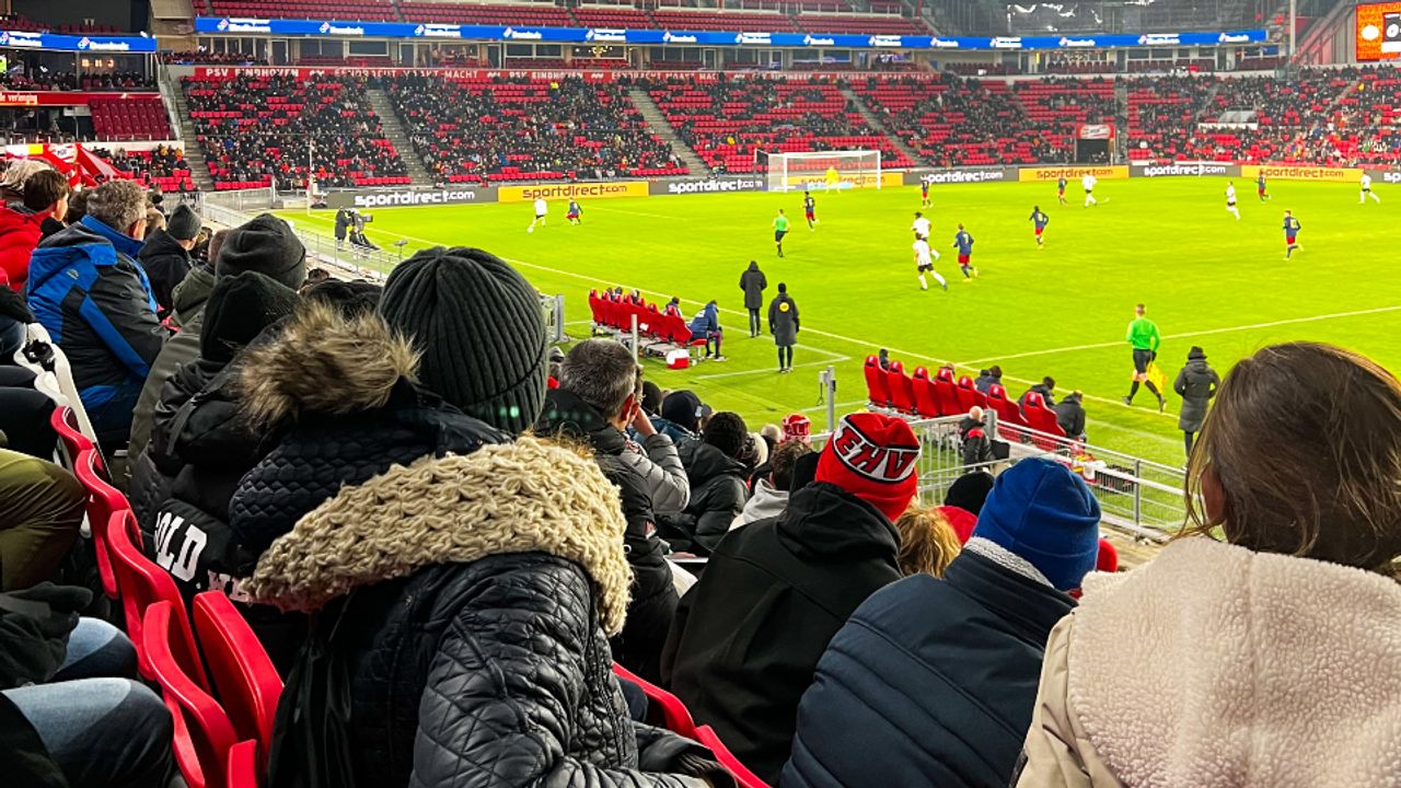 Tienduizend kinderen zien Jong PSV in de vrieskou gelijkspelen