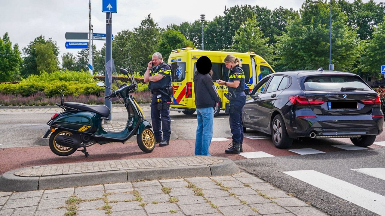 Botsing tussen scooter en auto op rotonde in Veldhoven