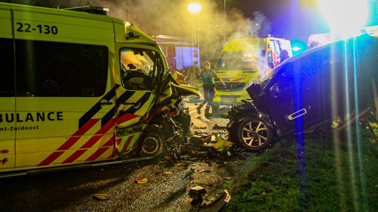 Drie tieners uit regio Eindhoven omgekomen bij botsing met ambulance in Helmond, fles lachgas gevonden
