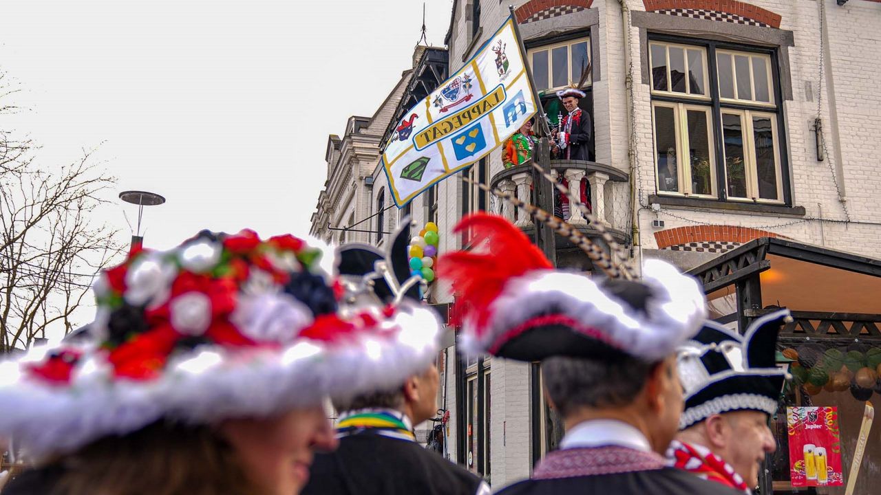 Geldrops carnaval officieel geopend na hijsen van de vlag