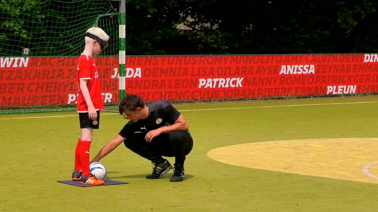 Bij PSV kunnen blinde mensen óók voetballen: 'Heel blij dat ik kan meedoen'