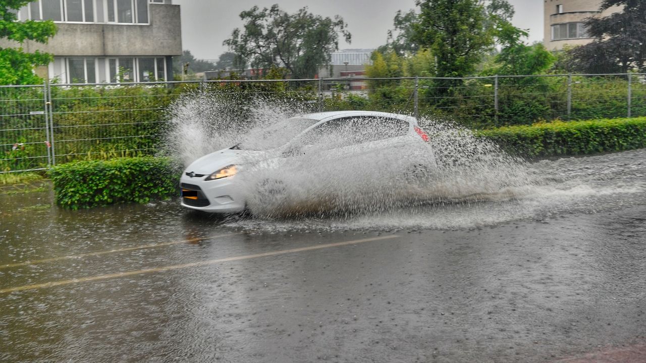 Wateroverlast in regio Eindhoven door zware regenval