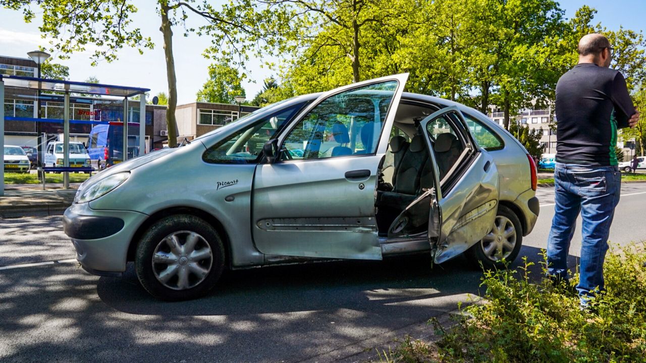 Veel schade bij botsing auto's op Geldropse kruising