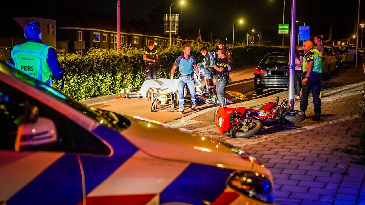 Motorrijder vliegt uit bocht in Eindhoven en raakt ernstig gewond