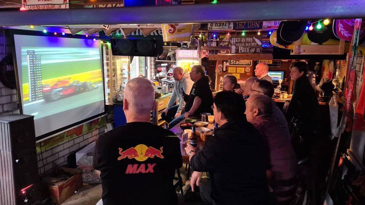 Nuenense fans worden gek, Max Verstappen wereldkampioen