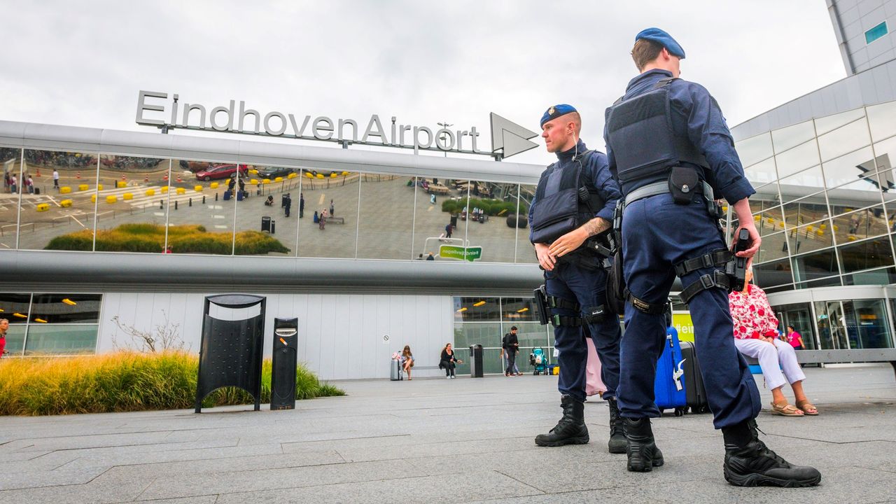 Dronken man bijt marechaussee in been op Eindhoven Airport