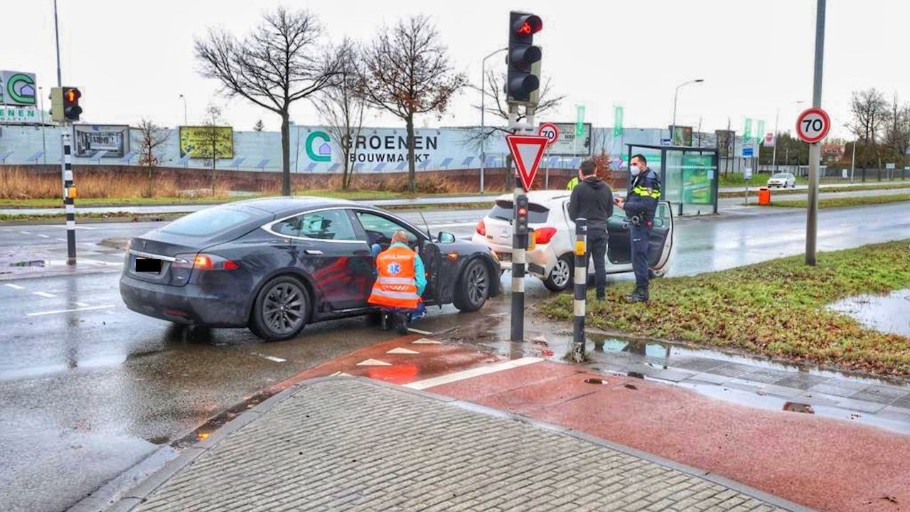 Drie auto's botsen op elkaar in Veldhoven