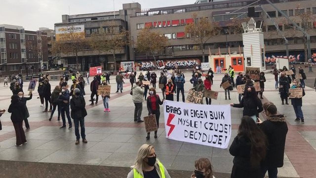 Eindhovense Polen protesteren op Stadhuisplein tegen abortuswet