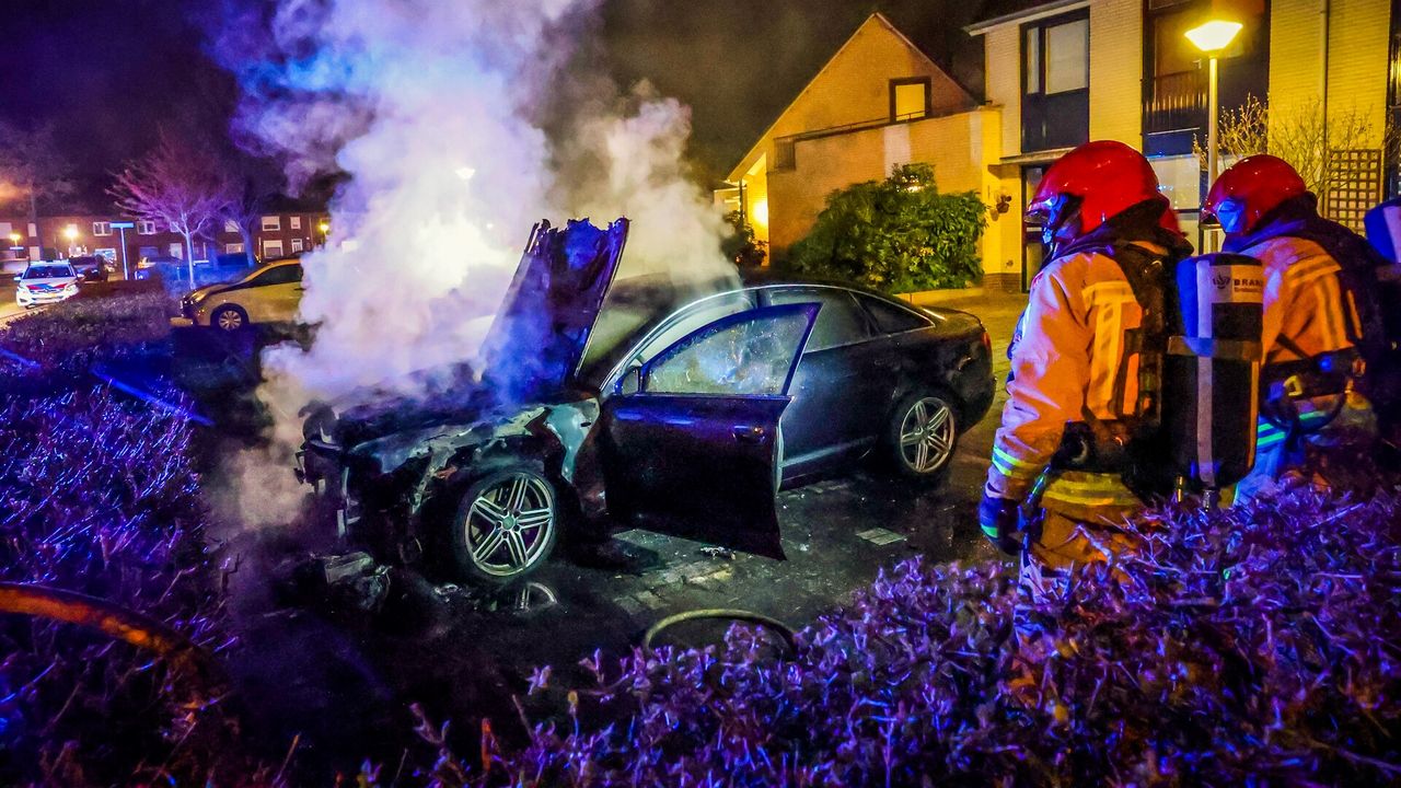 Audi in brand in Eindhoven, mogelijk brandstichting