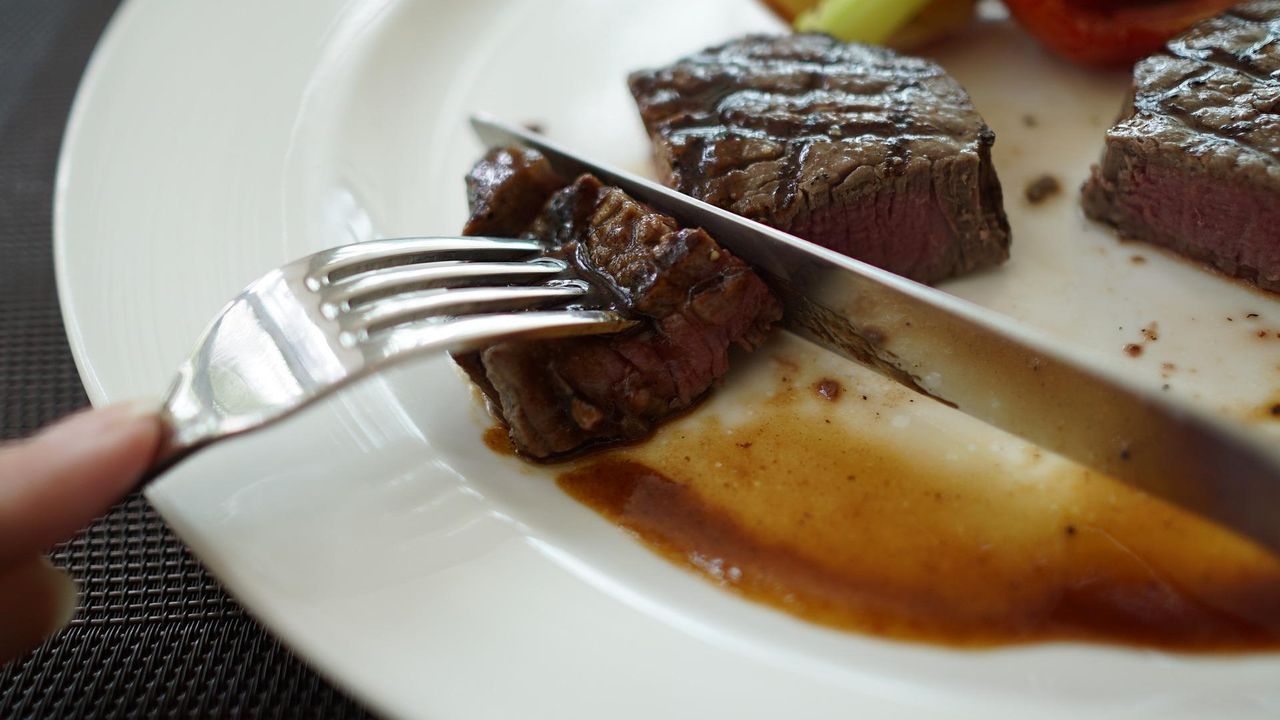 PvdD wil einde aan vleesreclames; reclamecontracten strooien roet in het eten