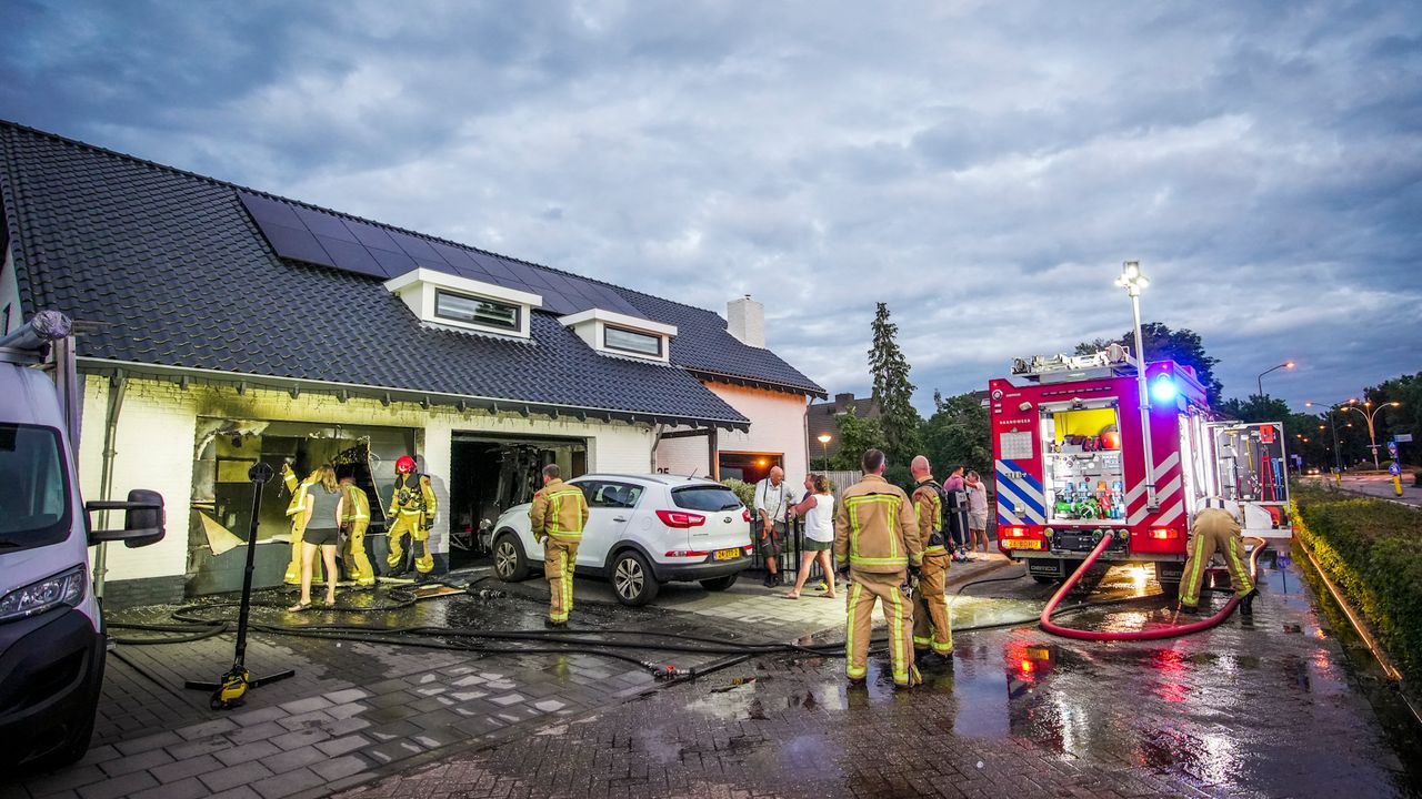 Twee garageboxen branden af in Nuenen