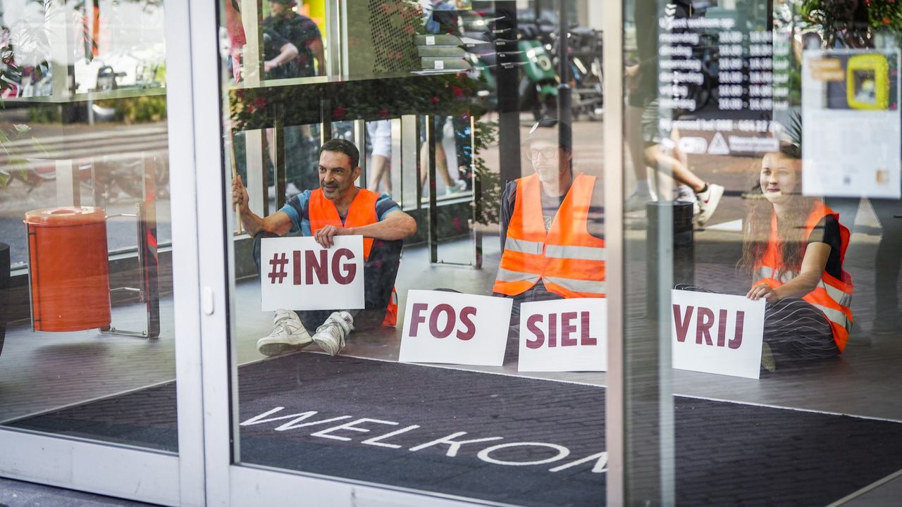 Activisten Extinction Rebellion bezetten ING-kantoor in Eindhoven