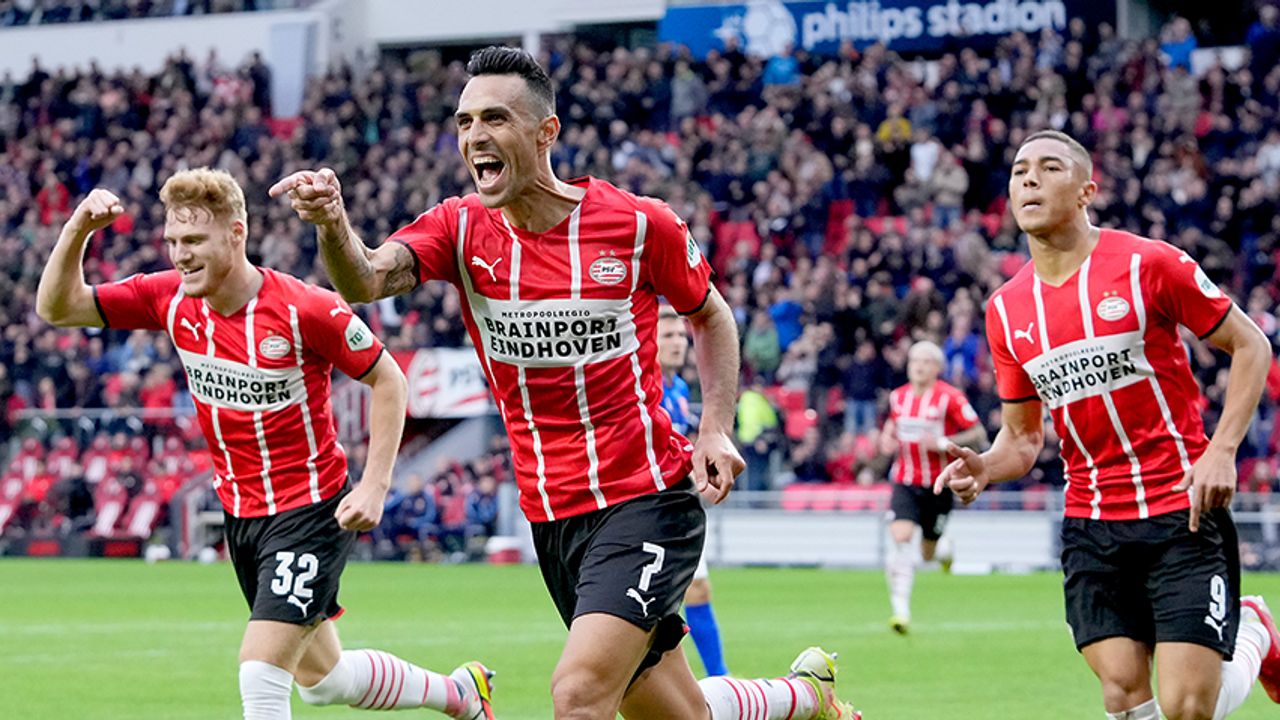 PSV wint ruim van FC Twente, Vinícius maakt eerste goals in het rood-wit