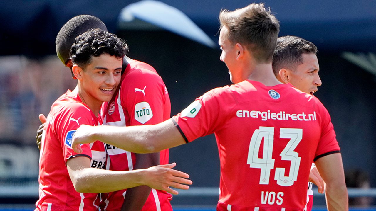 PSV eindigt seizoen met overwinning op PEC Zwolle