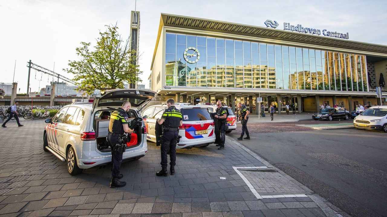 Politie rukt uit voor man met vuurwapen op station Eindhoven, niemand aangetroffen