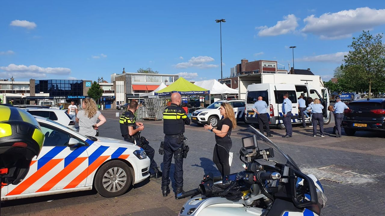 Politie deelt 14 boetes uit bij controle Woenselse Markt
