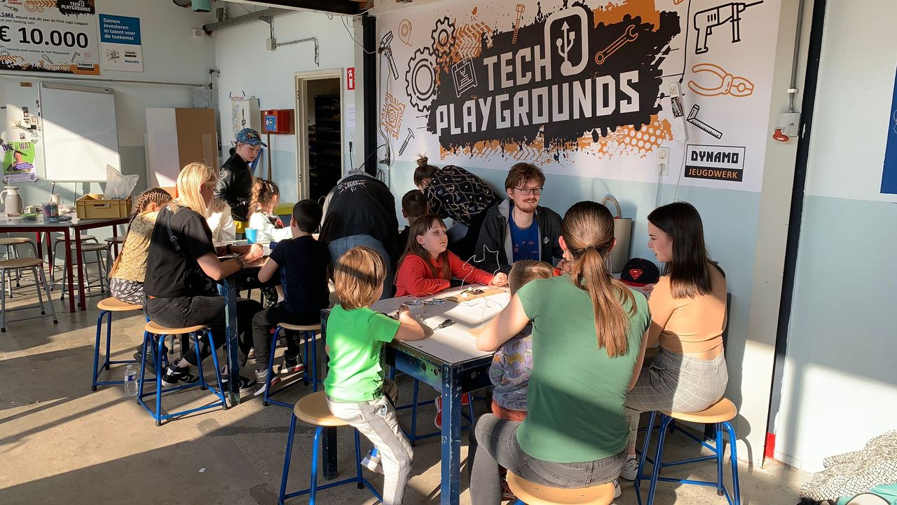 Oekraïense kinderen vinden afleiding bij Tech Playgrounds