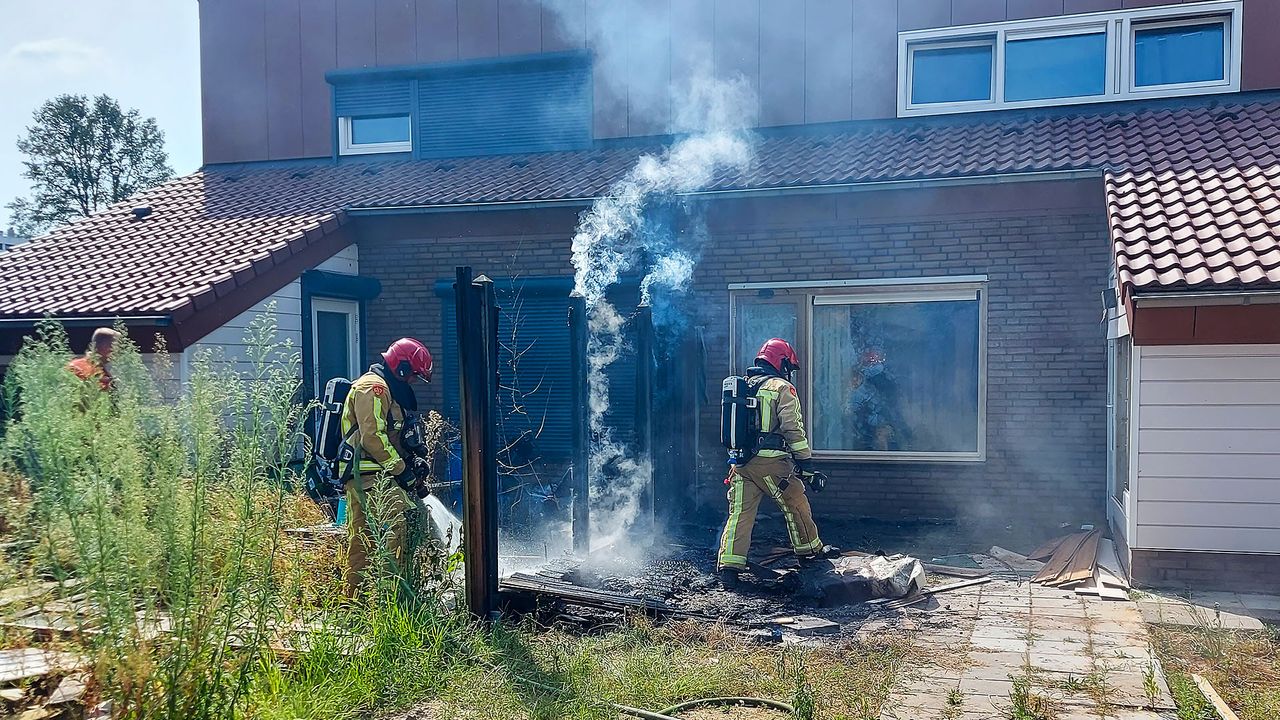 Schutting brandt af in Veldhoven; bewoner wil woning niet uit