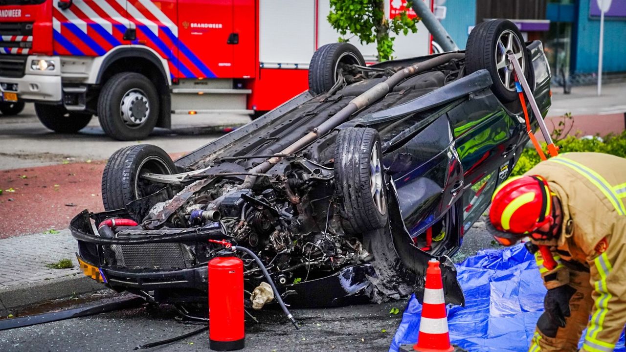 Auto over de kop geslagen in Eindhoven na verlaten rotonde