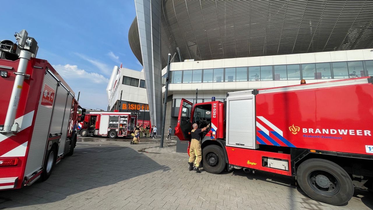 Brand in Philips Stadion, deel van het dak beschadigd