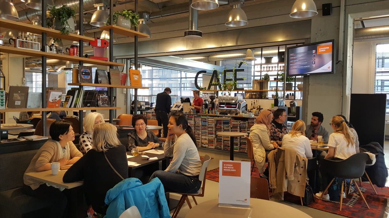 Eindhovenaren leren elkaar kennen door maaltijd in bibliotheek