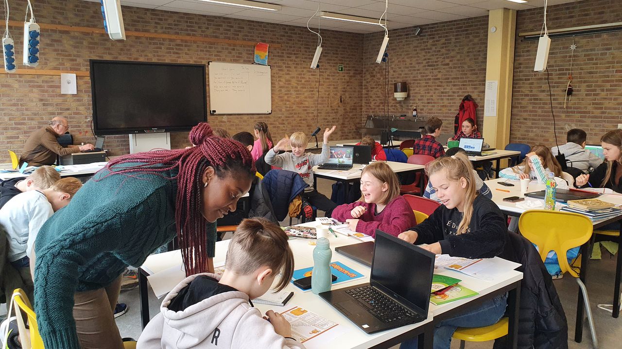 Oekraïense school Eindhoven biedt gevluchte jeugd troost, warmte én onderwijs