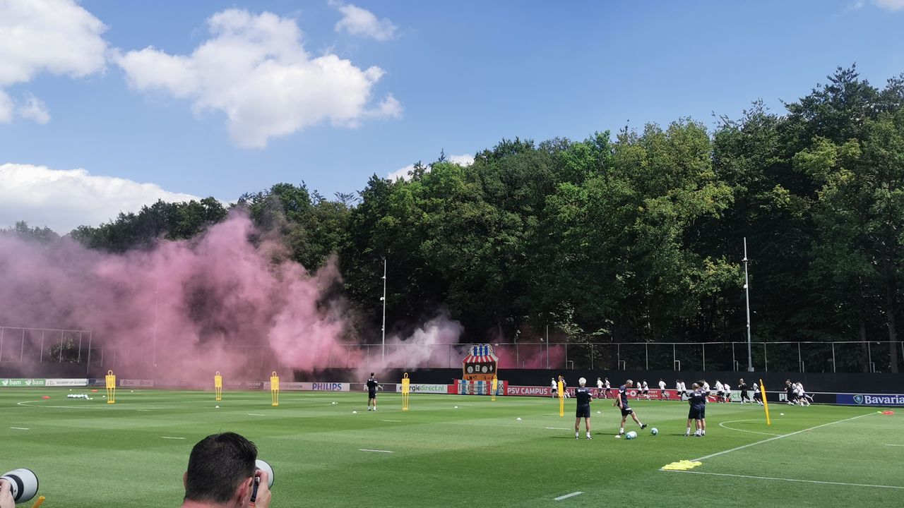 PSV ruimhartig onthaald bij eerste training Van Nistelrooij