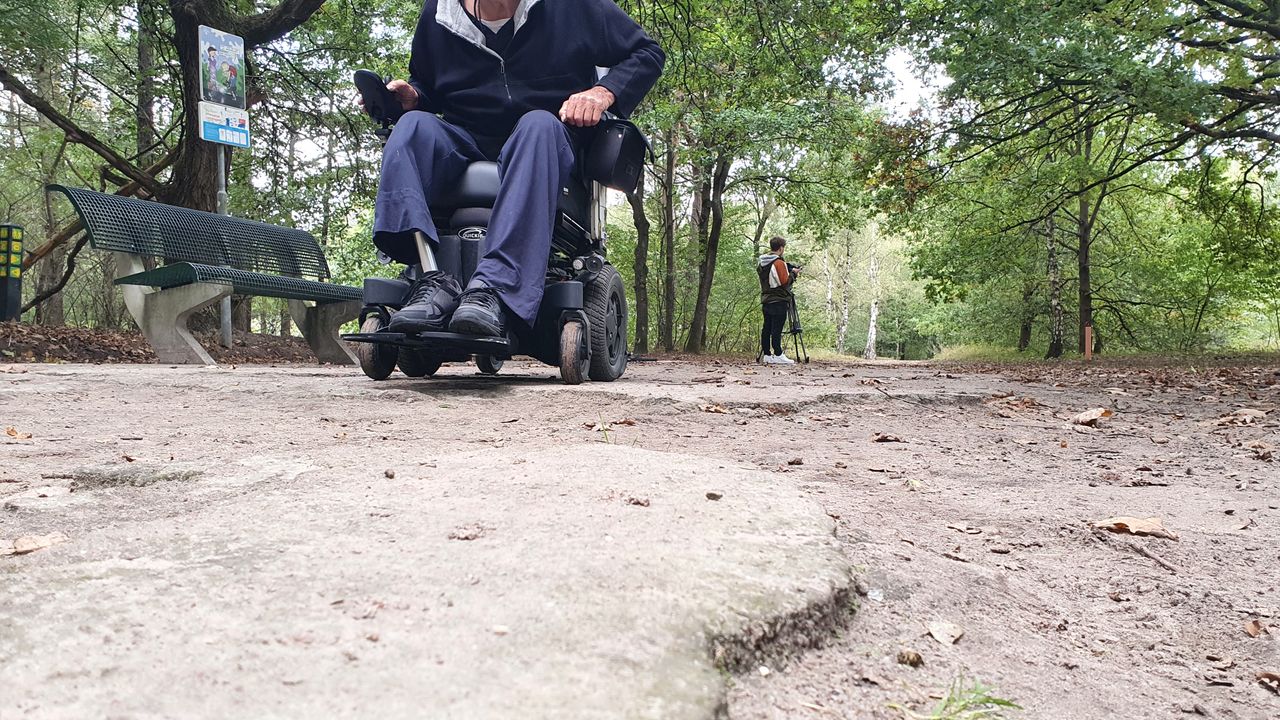 Geldrop gestart met vernieuwing rolstoelpad