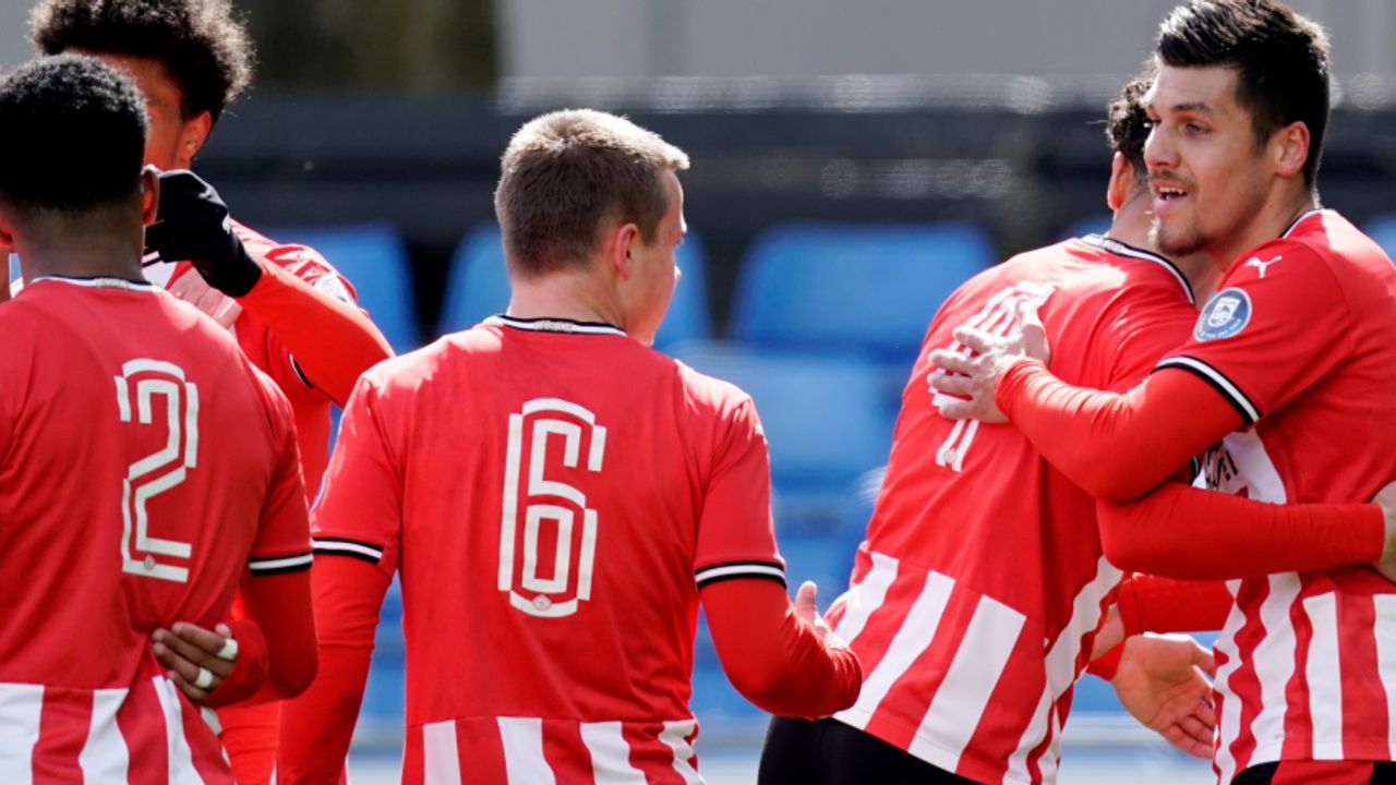 Jong PSV aan kop in strijd om periodetitel na overwinning