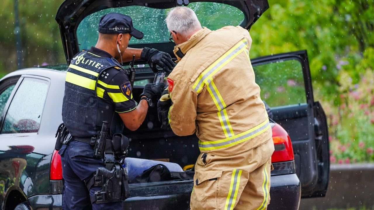 Lekkende lachgascilinder gevonden in auto na politieachtervolging door Geldrop