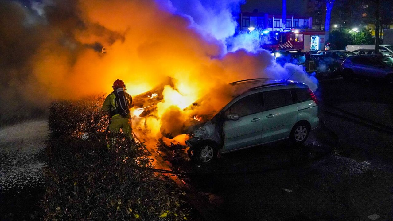 Twee auto's in vlammen op in Geldrop, mogelijk brandstichting
