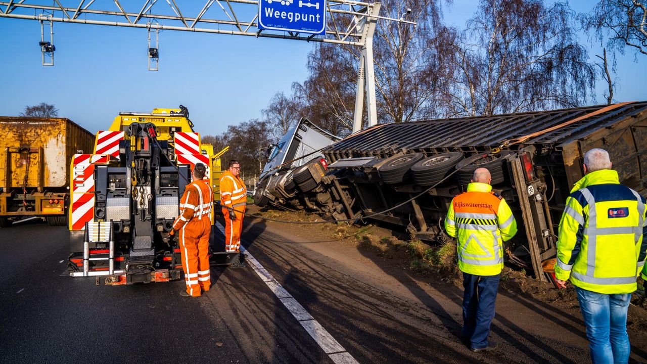 Gekantelde vrachtwagen zorgt voor verkeersopstopping rond Eindhoven