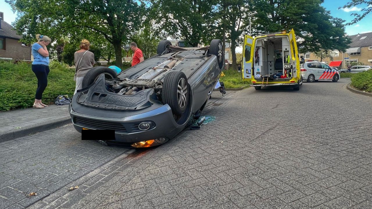 Auto over de kop geslagen in Eindhoven, bestuurder naar het ziekenhuis