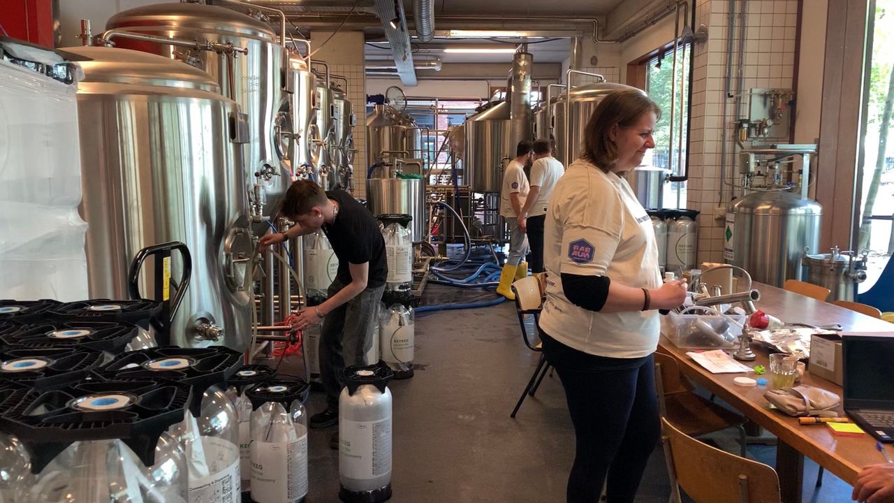 Beginnende biermakers leren het vak bij sociale brouwerij Rabauw op Strijp-S
