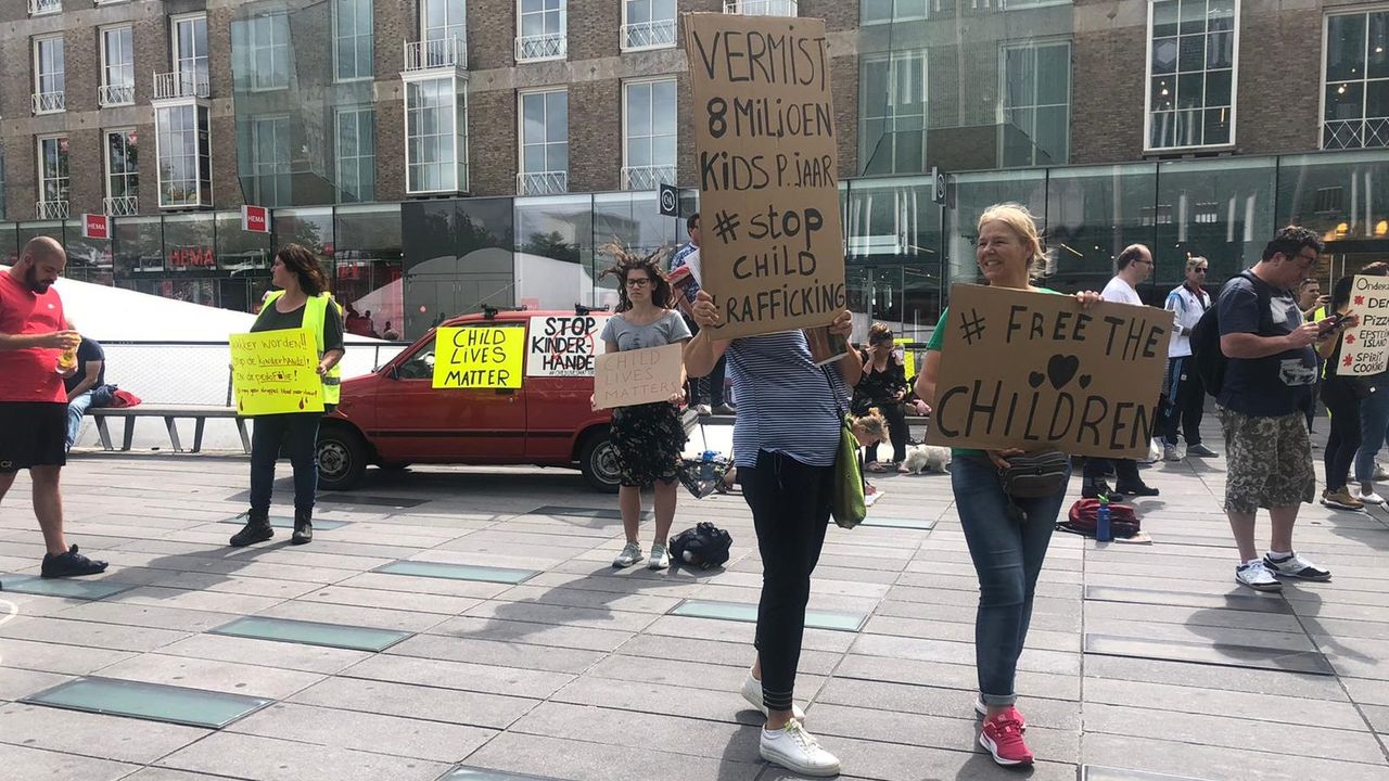 Demonstranten voeren in Eindhoven actie tegen kinderhandel