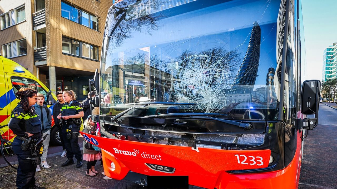 Fietser aangereden door stadsbus in centrum Eindhoven