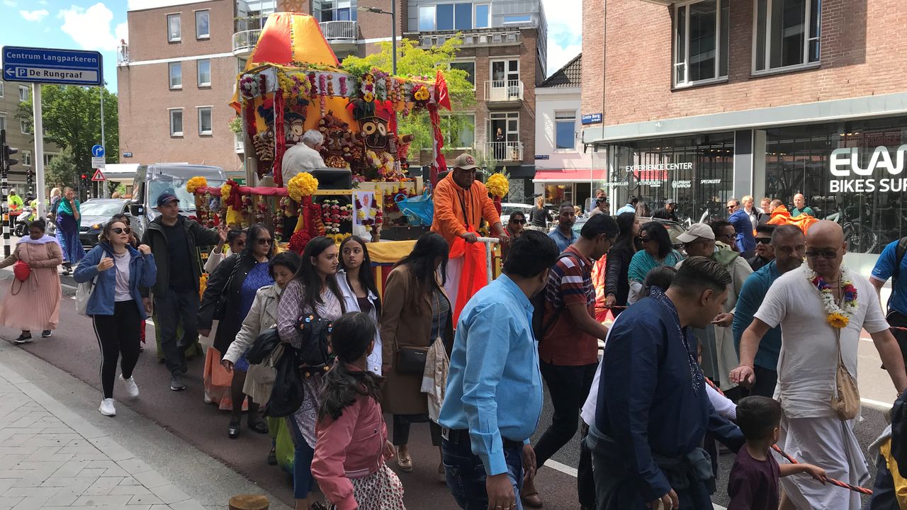 Zingend en dansend door de straten van Eindhoven tijdens het Ratha Yatra-festival