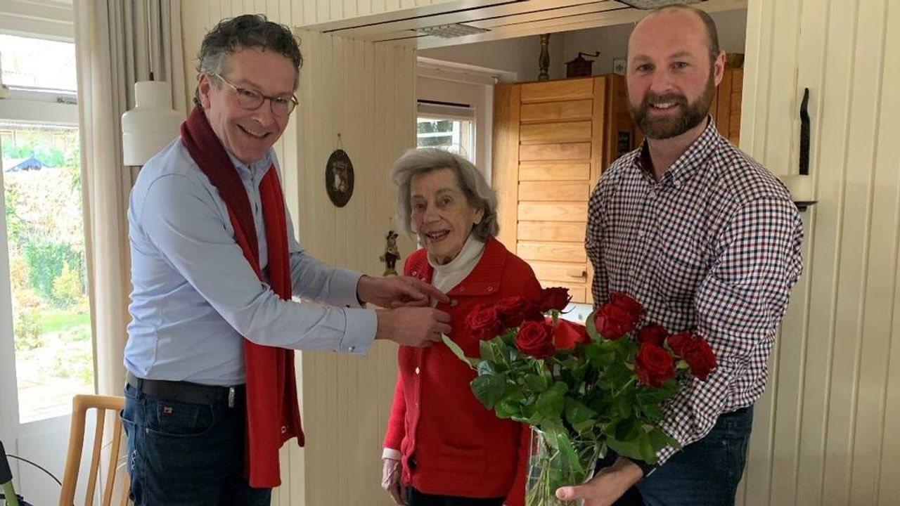 Annie (90) uit Son al 75 jaar lid van de PvdA: 'Dit is echt een verrassing'