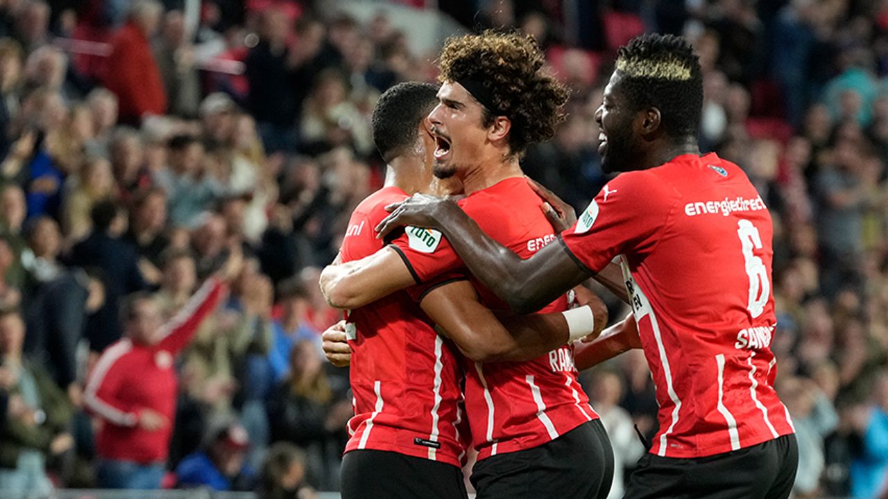 PSV verslaat FC Groningen met ruime cijfers, Mart van den Heuvel onderscheiden