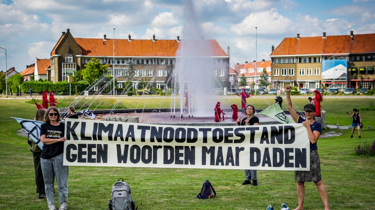 Extinction Rebellion kleurt fontein op het Floraplein rood