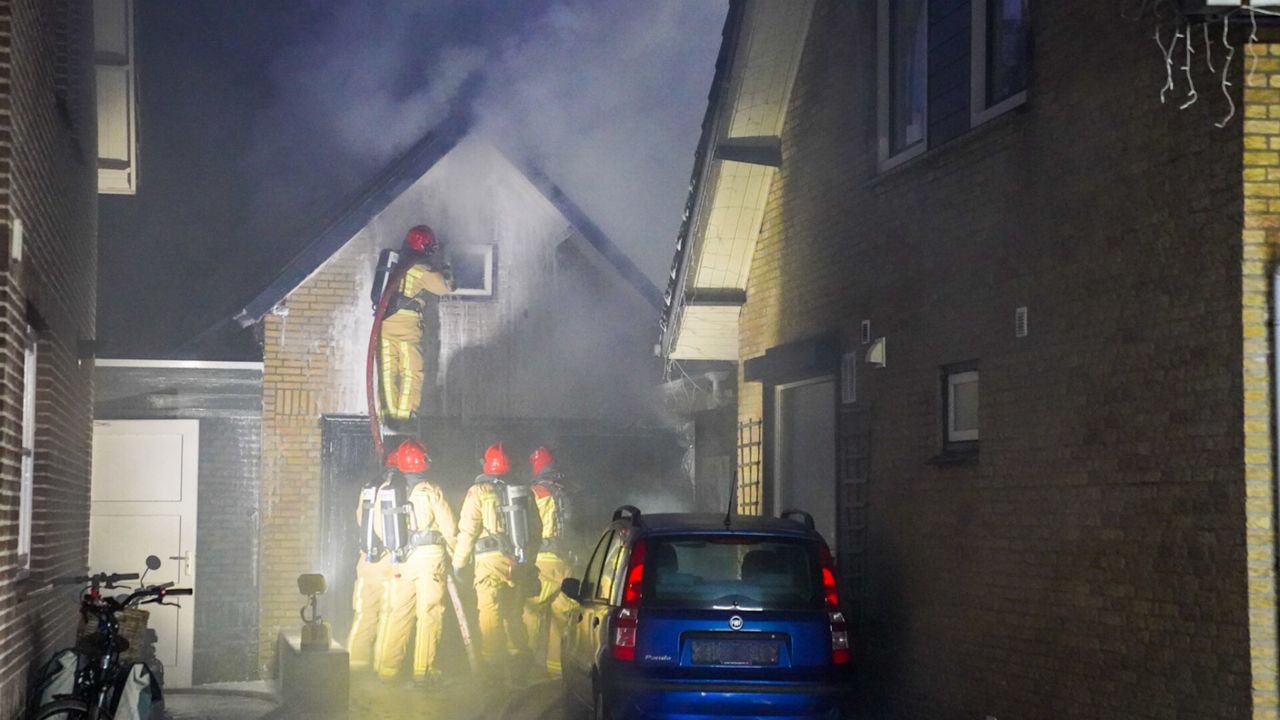 Brand in schuur slaat over op huis in Geldrop
