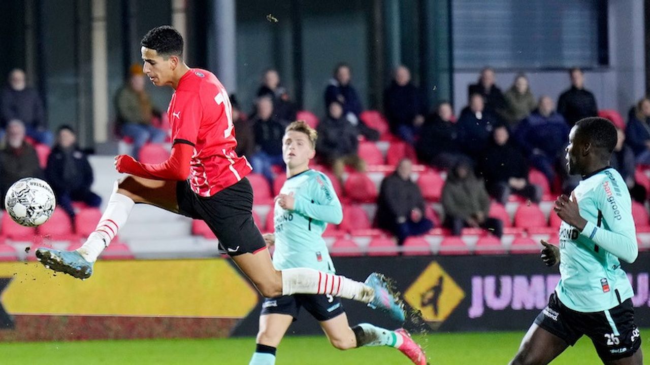 Jong PSV wint voor de vierde keer op rij