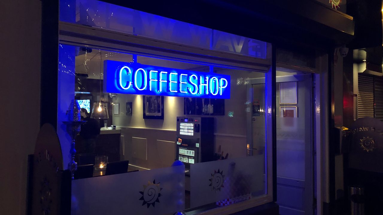Eindhoven gaat alle coffeeshops controleren
