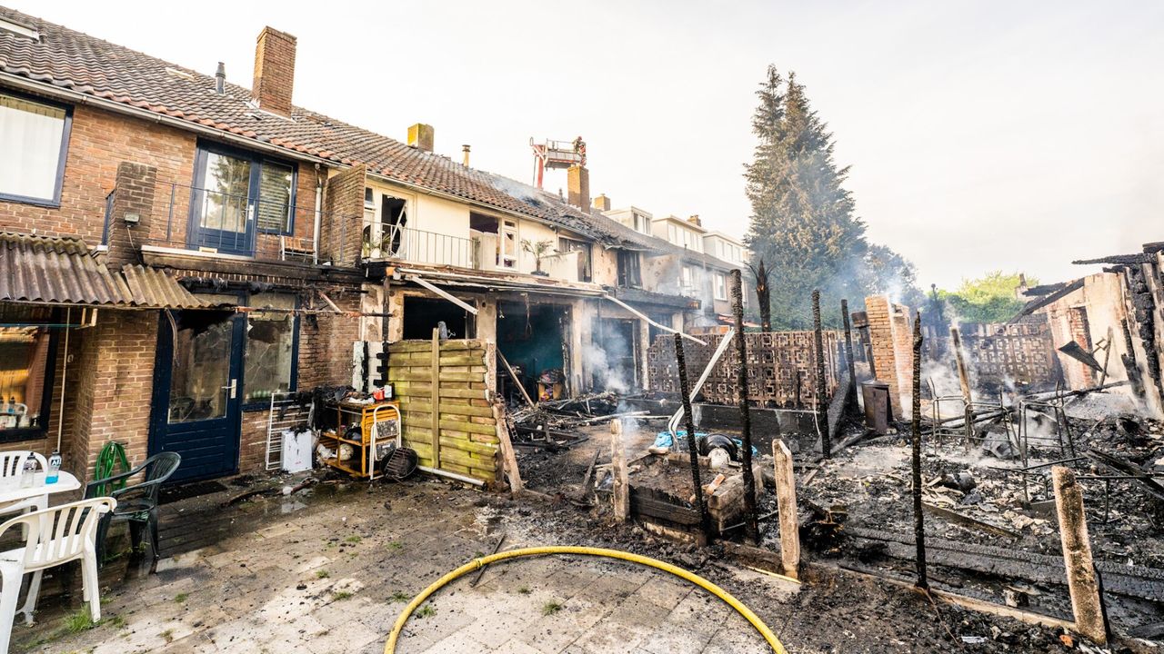 Drie huizen onbewoonbaar nadat schuurbrand in Eindhoven oversloeg