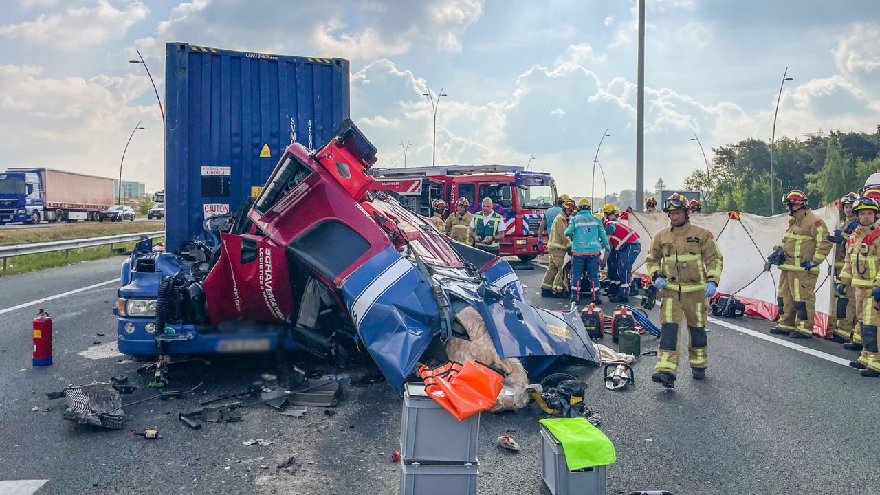 Ongeluk  op de A2: vrachtwagenchauffeur zwaargewond