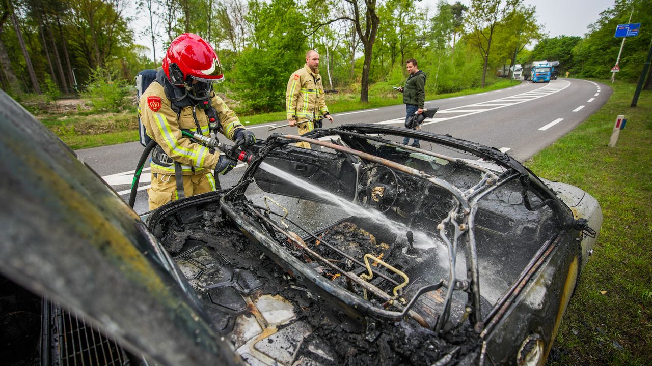 Sportauto vliegt tijdens het rijden in brand